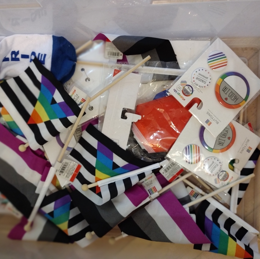 Pride bundle! Celebrate Party Mini flags Buttons Rainbow 🌈 - Picture 7 of 8